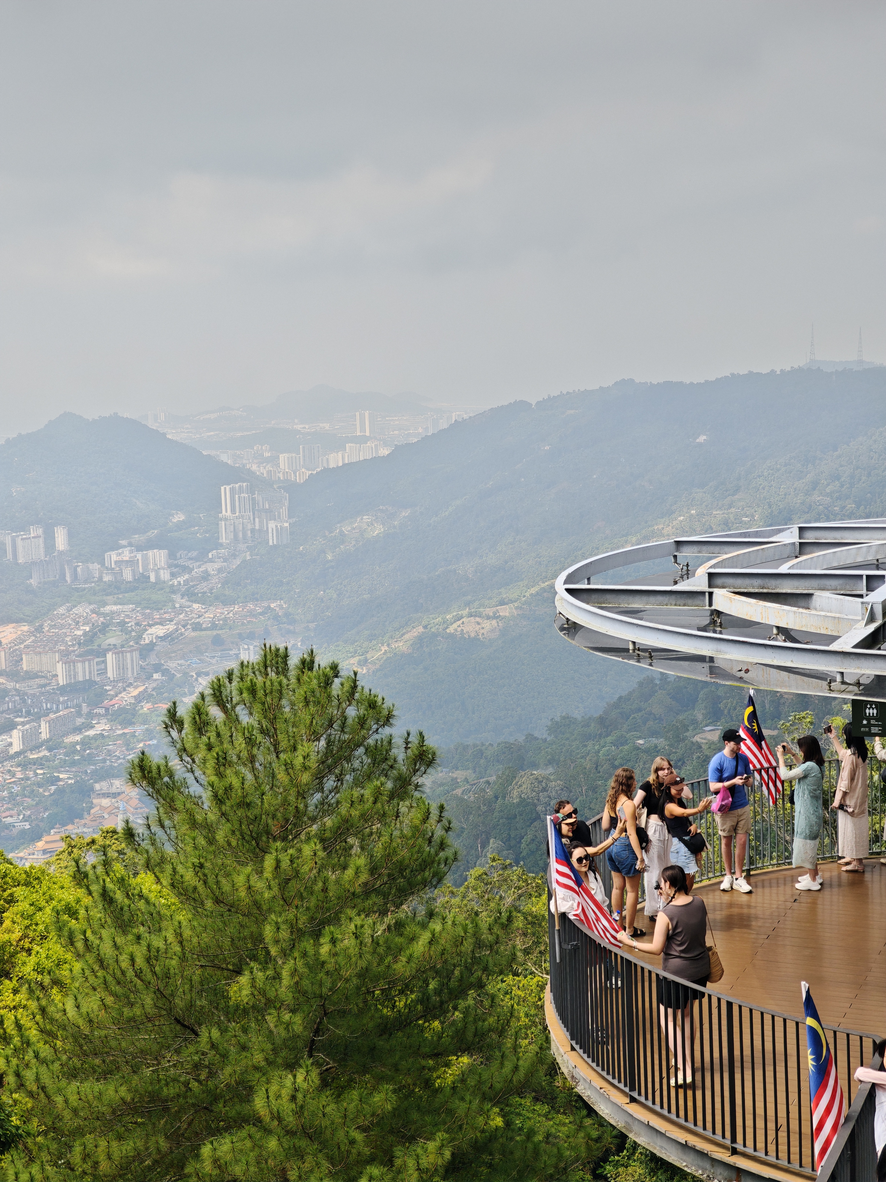 槟城的升旗山,观景台上都是国外游客